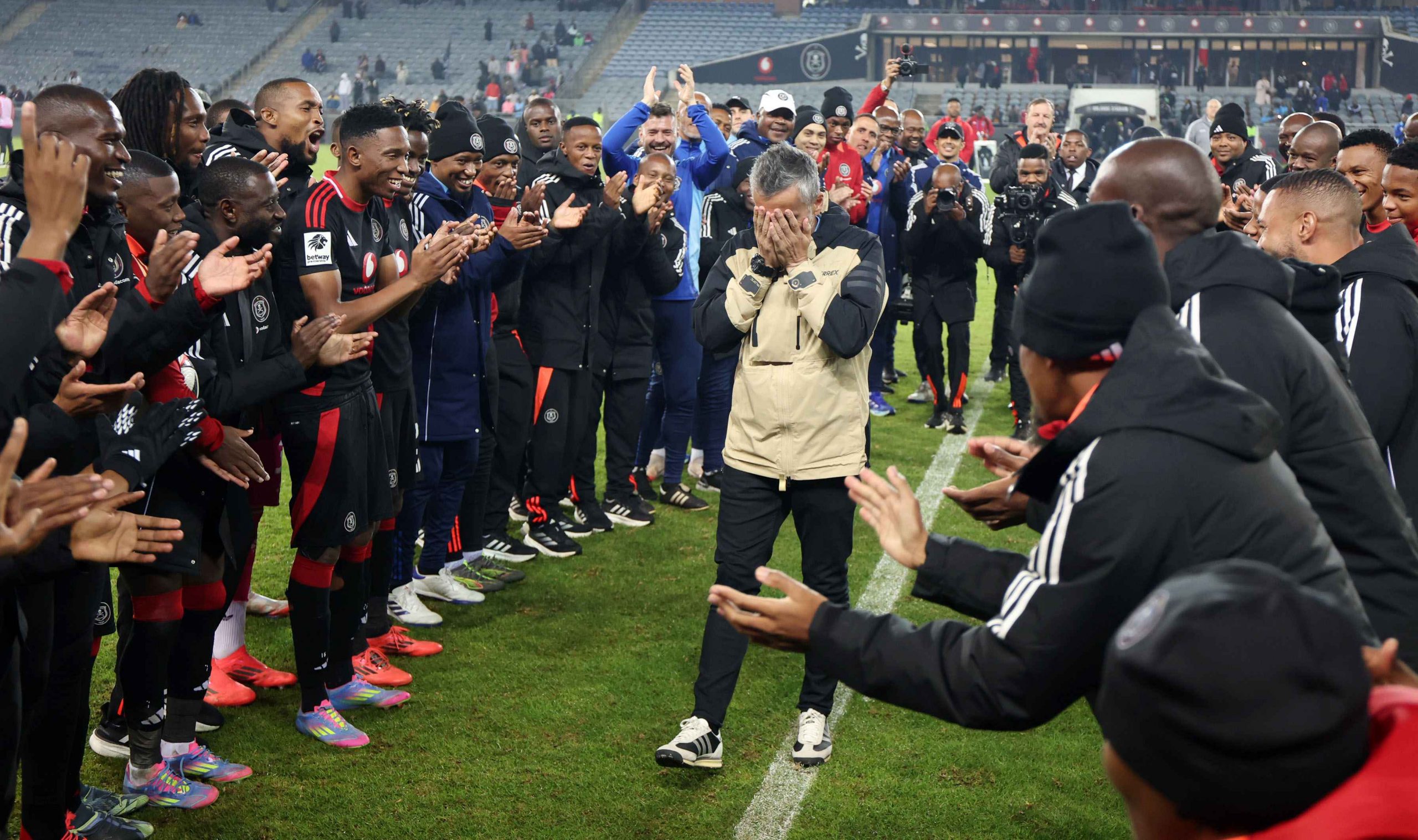 Fim de uma era: Orlando Pirates chora ao despedir-se de Riveiro.
