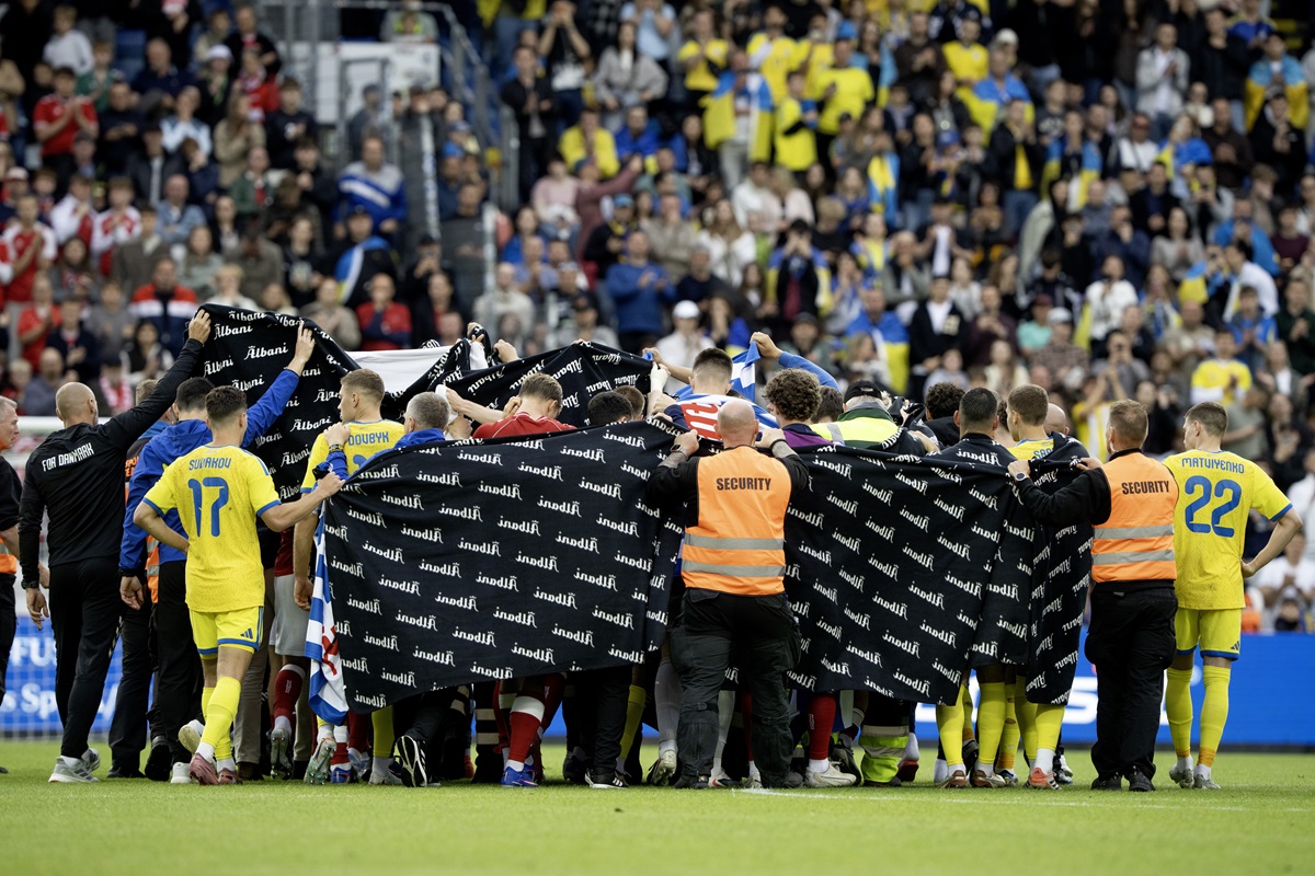 epa13022980 Denmark's and Ukraine's players accompany Danish player Christian Eriksen to a waiting ambulance during the international soccer friendly match Denmark against Ukraine at Odense Stadium, in Odense, Denmark, 07 June 2026. Danish player Christian Eriksen collapsed on the grass in the second half of match but was able to leave the field on his own.  EPA/Bo Amstrup  DENMARK OUT