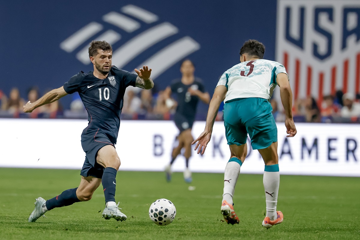 epa12863407 Christian Pulisic (L) of the USA in action against Tomas Araujo (R) of Portugal during the first half of the international friendly match between the USMNT and Portugal at Mercedes-Benz Stadium in Atlanta, Georgia, USA, 31 March 2026.  EPA/ERIK S. LESSER