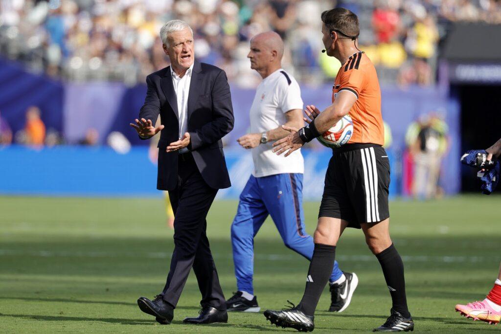 epa13076494 France's head coach Didier Deschamps (L) talks with referee Danny Makkelie at halftime of the FIFA World Cup 2026 Round of 32 match France against Sweden, in East Rutherford, New Jersey, USA, 30 June 2026.  EPA/SHAWN THEW